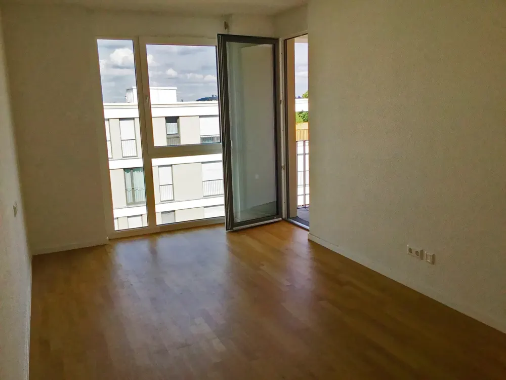 Modernes Zuhause mit zwei Balkonen und Einbauküche