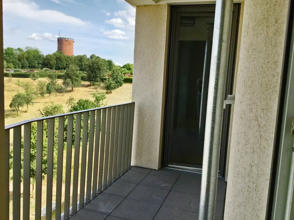 Modernes Zuhause mit zwei Balkonen und Einbauküche