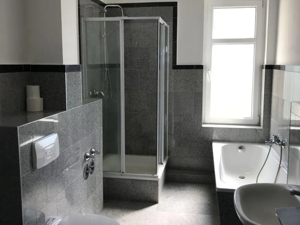 2-Zimmer-Wohnung in Uni-Nähe, helle Wohnküche und großes Badezim.