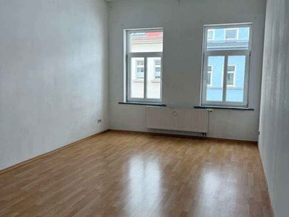 2-Zimmer-Wohnung in Uni-Nähe, helle Wohnküche und großes Badezim.