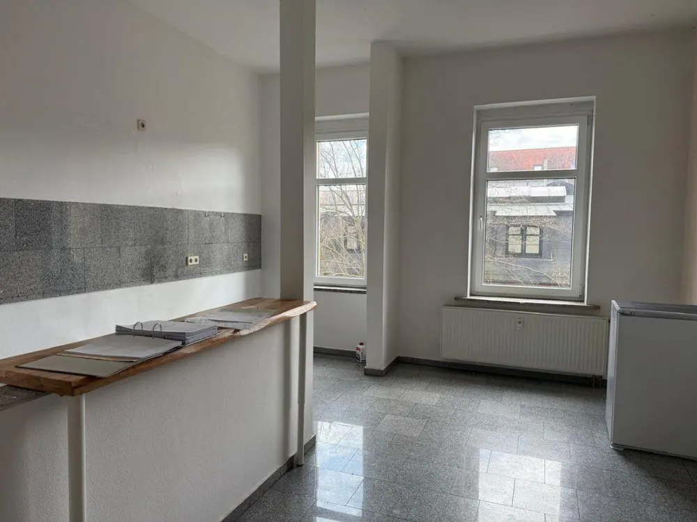 2-Zimmer-Wohnung in Uni-Nähe, helle Wohnküche und großes Badezim.
