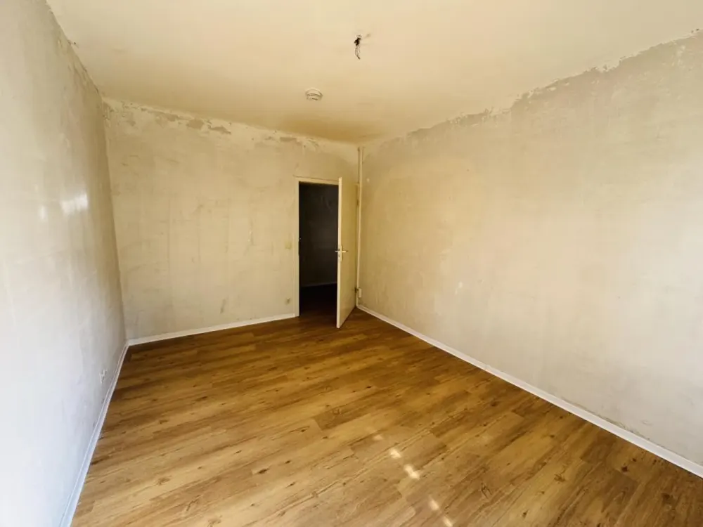 2-Room Ground Floor Apartment - Creative Freedom for Artistic and Handy Individuals