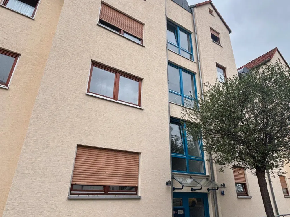 3-Zimmer mit Balkon, Einbauküche & Stellplatz !