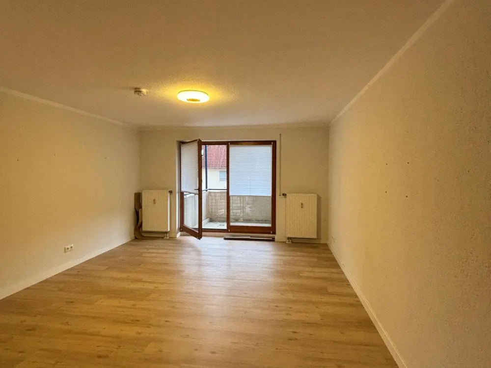 3-Zimmer mit Balkon, Einbauküche & Stellplatz !