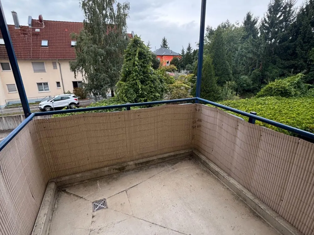 3-Zimmer mit Balkon, Einbauküche & Stellplatz !