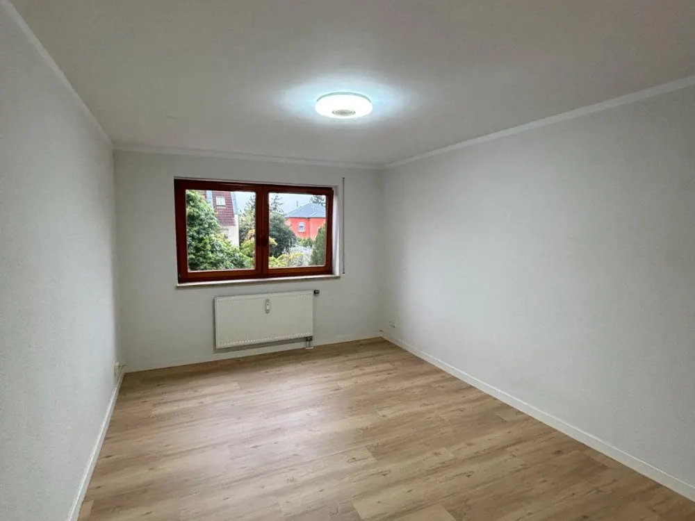 3-Zimmer mit Balkon, Einbauküche & Stellplatz !
