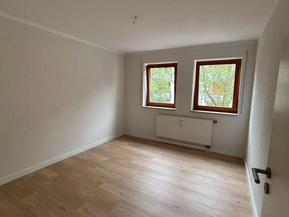 3-Zimmer mit Balkon, Einbauküche & Stellplatz !