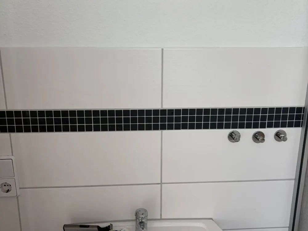 Bright 2-Room Apartment with Large Terrace, Fitted Kitchen, and Bathtub