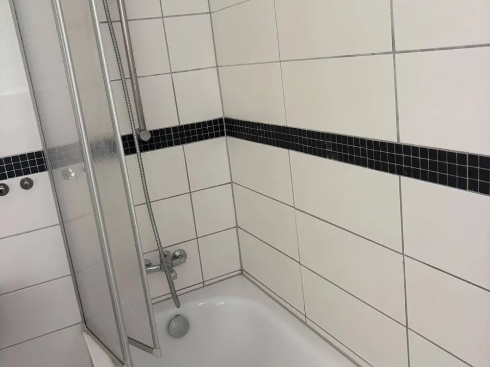 Bright 2-Room Apartment with Large Terrace, Fitted Kitchen, and Bathtub