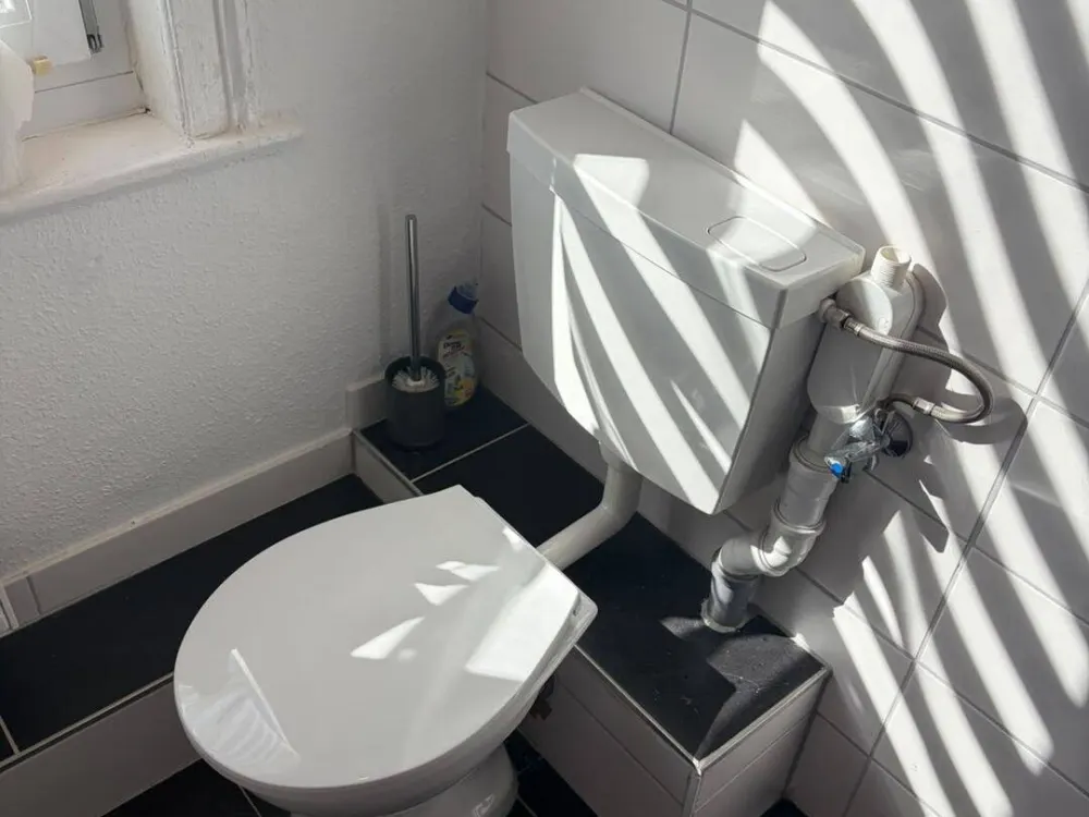 Bright 2-Room Apartment with Large Terrace, Fitted Kitchen, and Bathtub