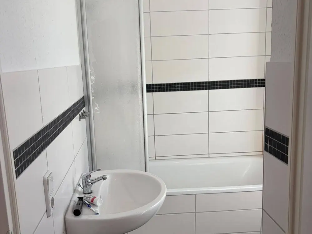 Bright 2-Room Apartment with Large Terrace, Fitted Kitchen, and Bathtub
