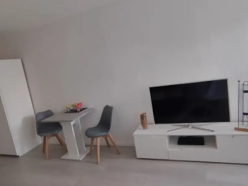 Hochwertig möbliertes 1-Zimmer-Apartment, Balkon, Nähe Bahnhof Langen