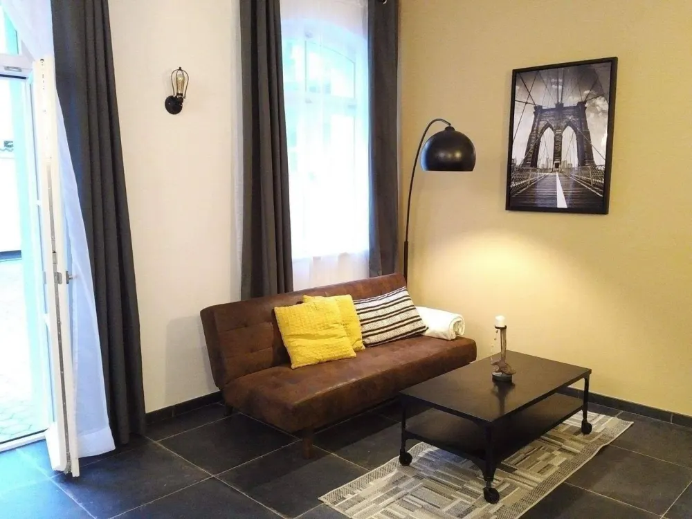 Einziehen und Wohlfühlen, Stilvolle möblierte 2-Zimmer-Wohnung mit Gewölbedecken im Herzen Nürnbergs im ruhigen Innenhof eines Denkmalensembles
