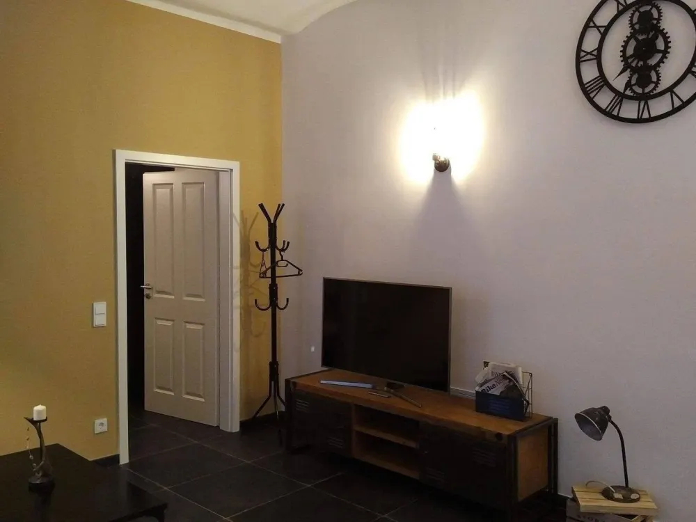 Einziehen und Wohlfühlen, Stilvolle möblierte 2-Zimmer-Wohnung mit Gewölbedecken im Herzen Nürnbergs im ruhigen Innenhof eines Denkmalensembles