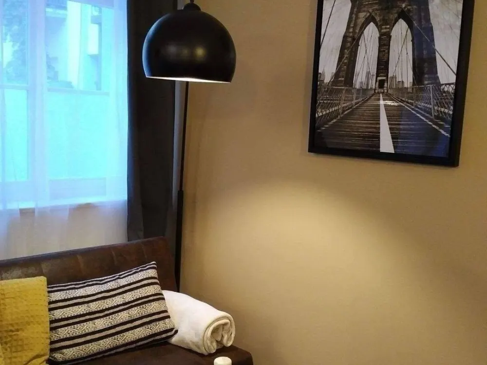 Einziehen und Wohlfühlen, Stilvolle möblierte 2-Zimmer-Wohnung mit Gewölbedecken im Herzen Nürnbergs im ruhigen Innenhof eines Denkmalensembles