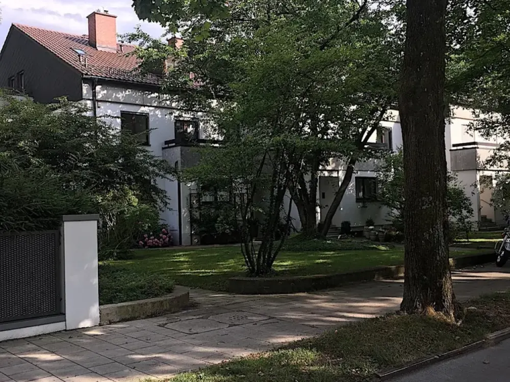 **Charmanter Herzogpark: 4 Zimmer Maisonettewohnung mit Balkon und herrlicher Dachterrasse**