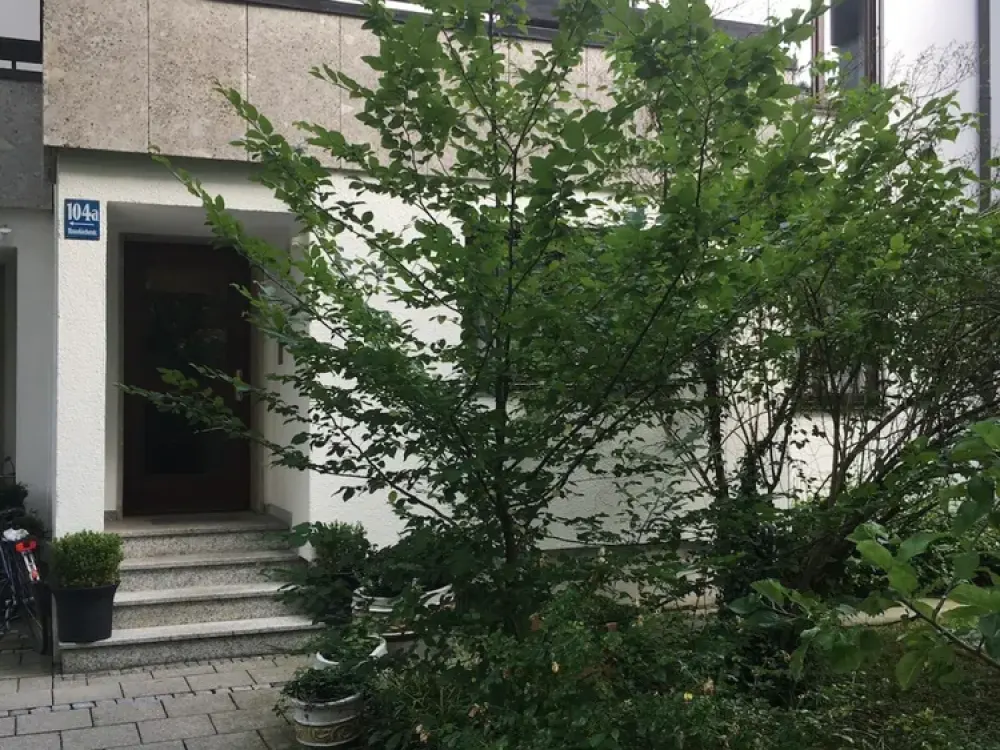 **Charmanter Herzogpark: 4 Zimmer Maisonettewohnung mit Balkon und herrlicher Dachterrasse**