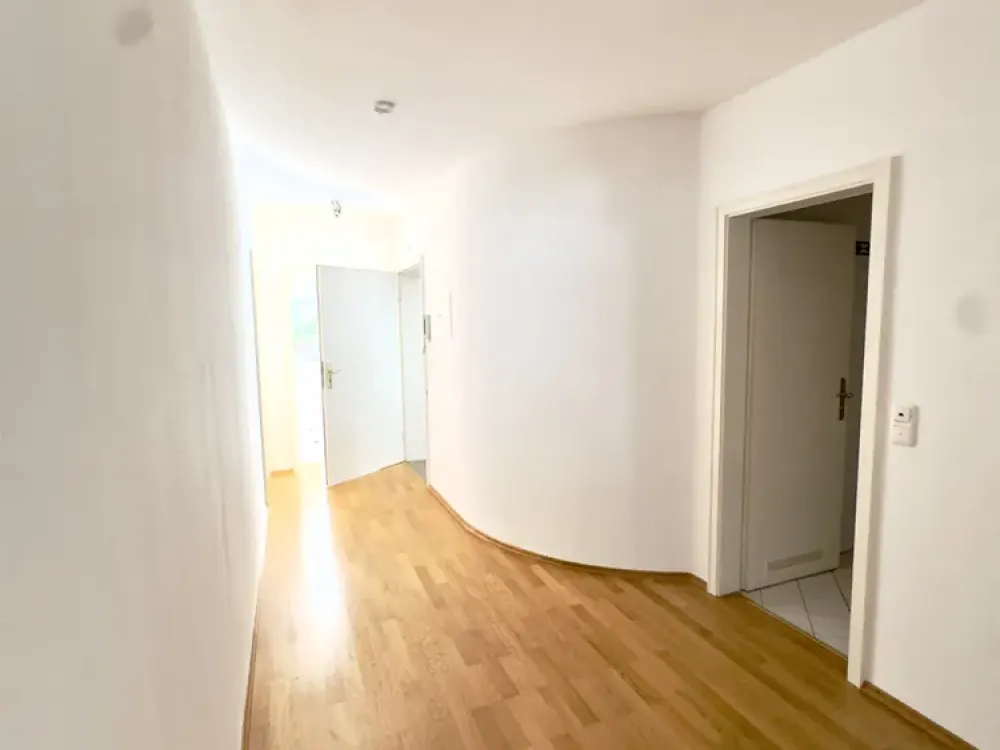 **Charmanter Herzogpark: 4 Zimmer Maisonettewohnung mit Balkon und herrlicher Dachterrasse**