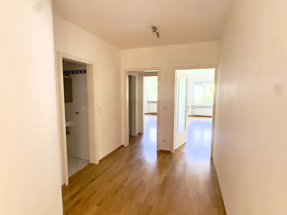 **Charmanter Herzogpark: 4 Zimmer Maisonettewohnung mit Balkon und herrlicher Dachterrasse**
