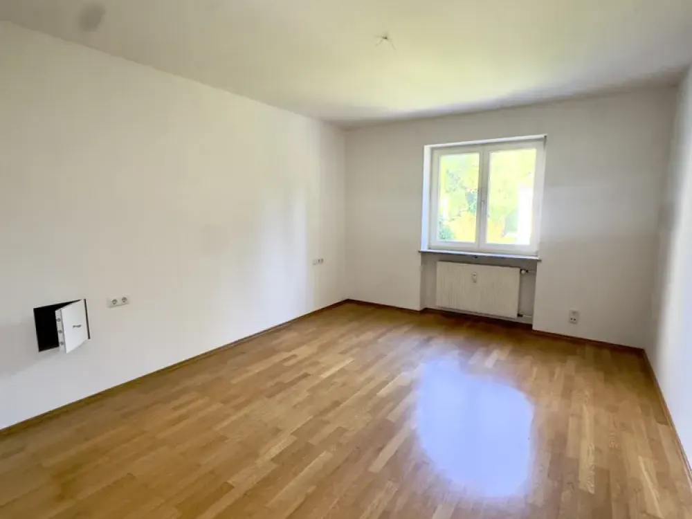 **Charmanter Herzogpark: 4 Zimmer Maisonettewohnung mit Balkon und herrlicher Dachterrasse**
