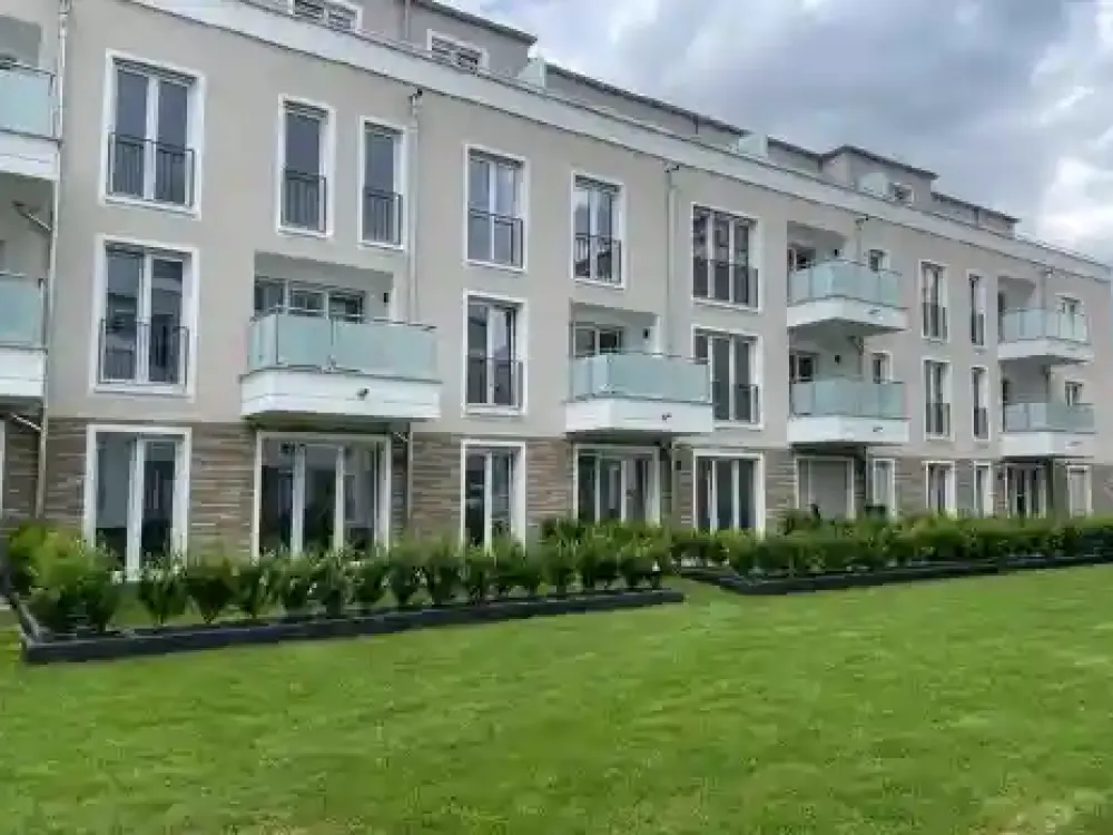 Bright 3-Room Apartment with Balcony & Guest WC