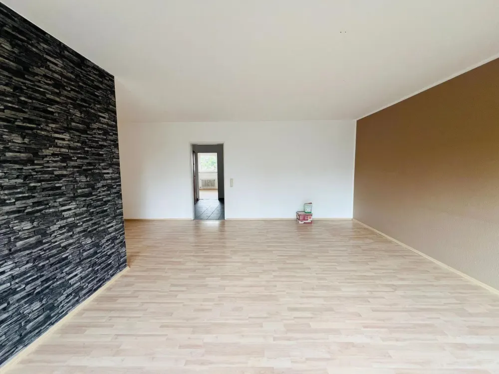 3-RAUM-WOHNUNG MIT WANNENBAD, SEPARATEM WC UND BALKON! _ ANSTRICH ERFORDERLICH!