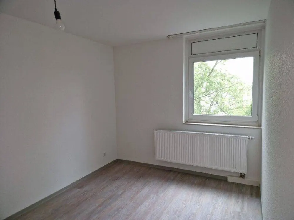 Die gefällt mir: günstig geschnittene und renovierte 2-Zimmer-Wohnung mit Balkon!