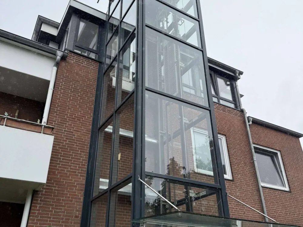 Traumhafte Dachgeschosswohnung mit privatem Fahrstuhl und Garten