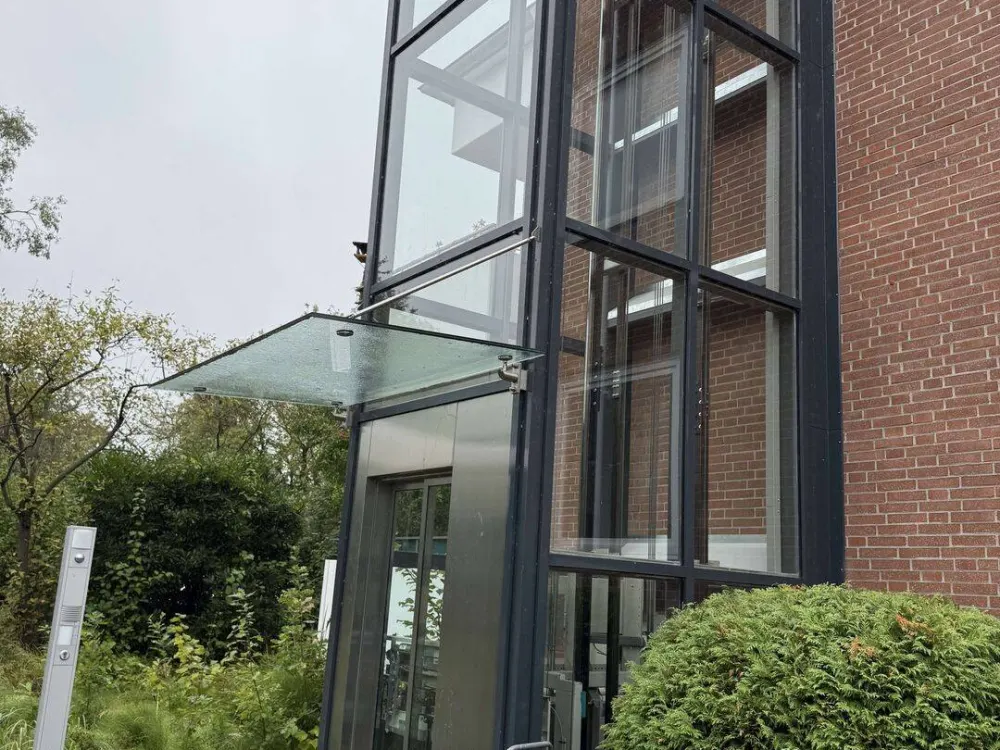 Traumhafte Dachgeschosswohnung mit privatem Fahrstuhl und Garten