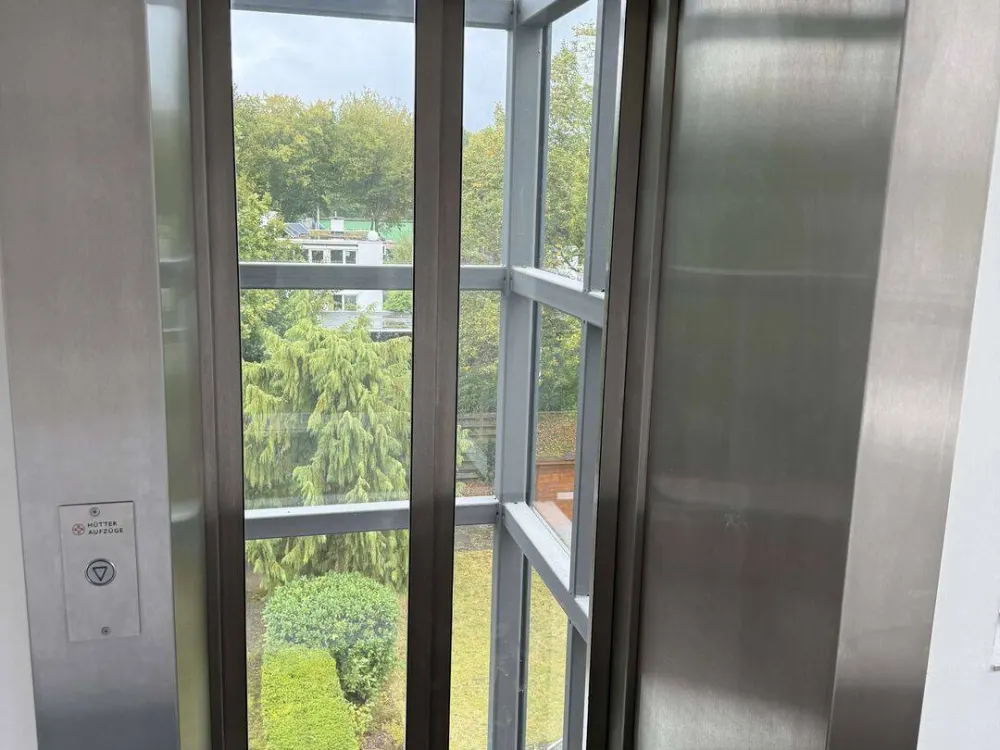 Traumhafte Dachgeschosswohnung mit privatem Fahrstuhl und Garten