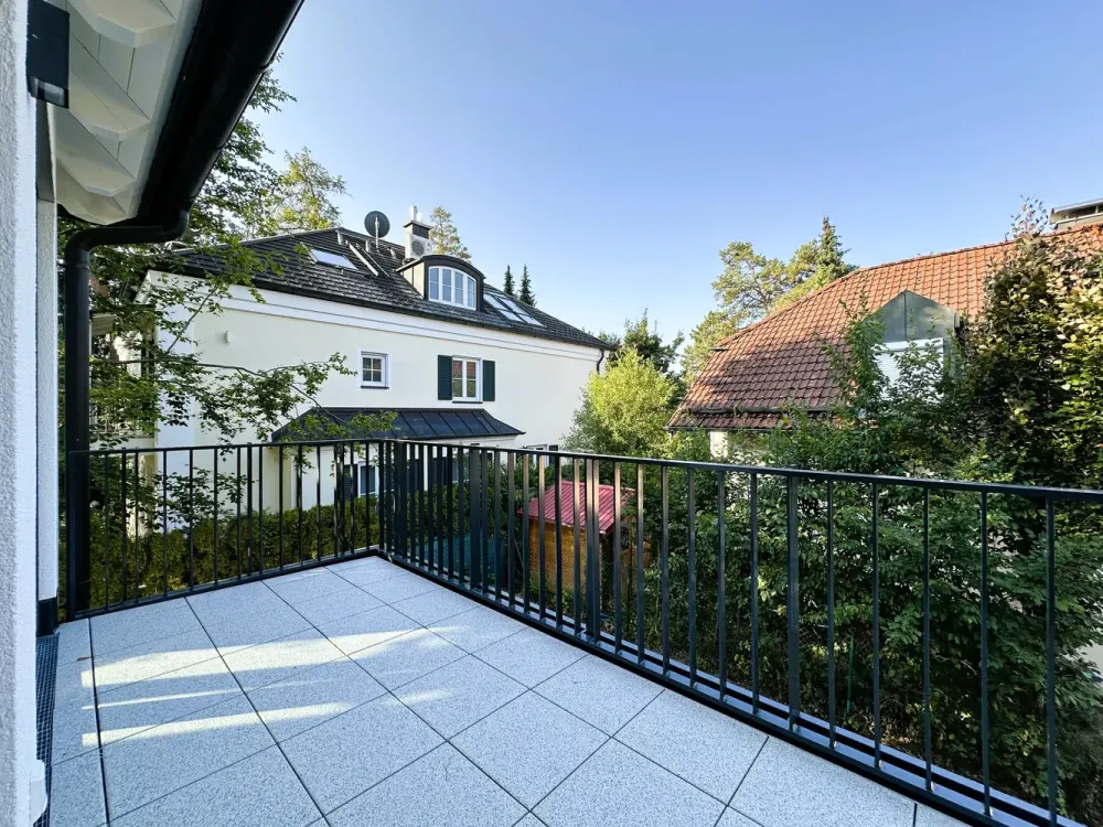 Neubau-Erstbezug: Helle 3-Zi. OG-Wohnung mit Süd/West-Balkon und hochwertiger Ausstattung (EEK A+)