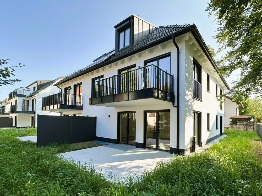 Neubau-Erstbezug: Helle 3-Zi. OG-Wohnung mit Süd/West-Balkon und hochwertiger Ausstattung (EEK A+)