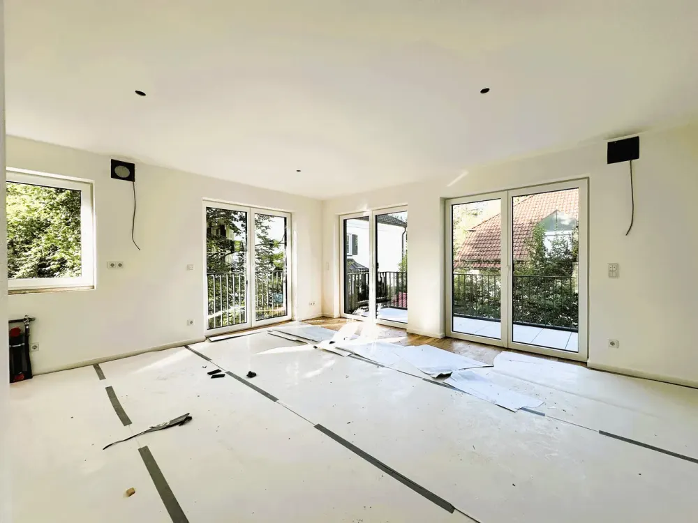 Neubau-Erstbezug: Helle 3-Zi. OG-Wohnung mit Süd/West-Balkon und hochwertiger Ausstattung (EEK A+)