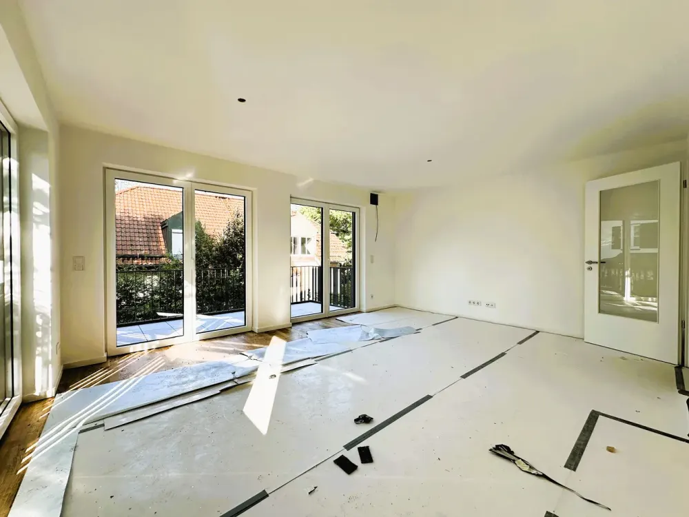 Neubau-Erstbezug: Helle 3-Zi. OG-Wohnung mit Süd/West-Balkon und hochwertiger Ausstattung (EEK A+)