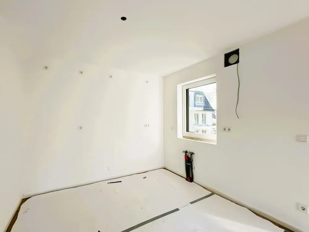 Neubau-Erstbezug: Helle 3-Zi. OG-Wohnung mit Süd/West-Balkon und hochwertiger Ausstattung (EEK A+)