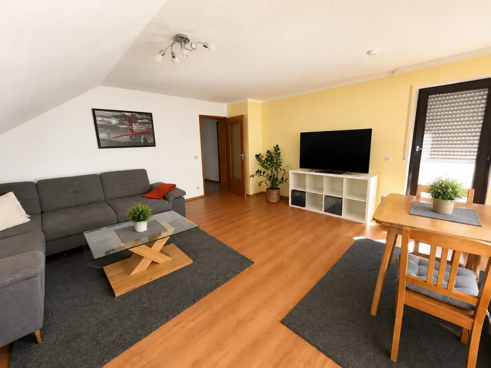 Großzügige 3,5-Zimmer-Dachgeschosswohnung mit EBK und Südbalkon in ruhiger Lage