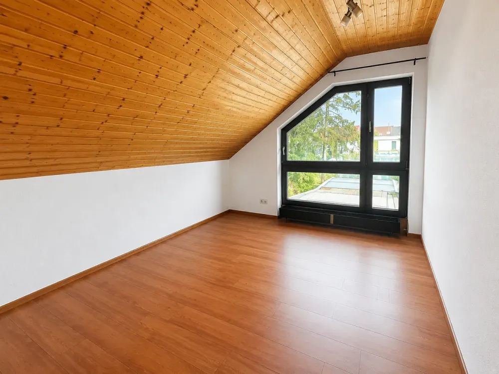 Großzügige 3,5-Zimmer-Dachgeschosswohnung mit EBK und Südbalkon in ruhiger Lage