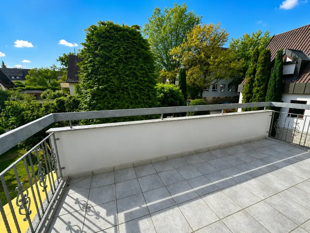 Großzügige 3,5-Zimmer-Dachgeschosswohnung mit EBK und Südbalkon in ruhiger Lage