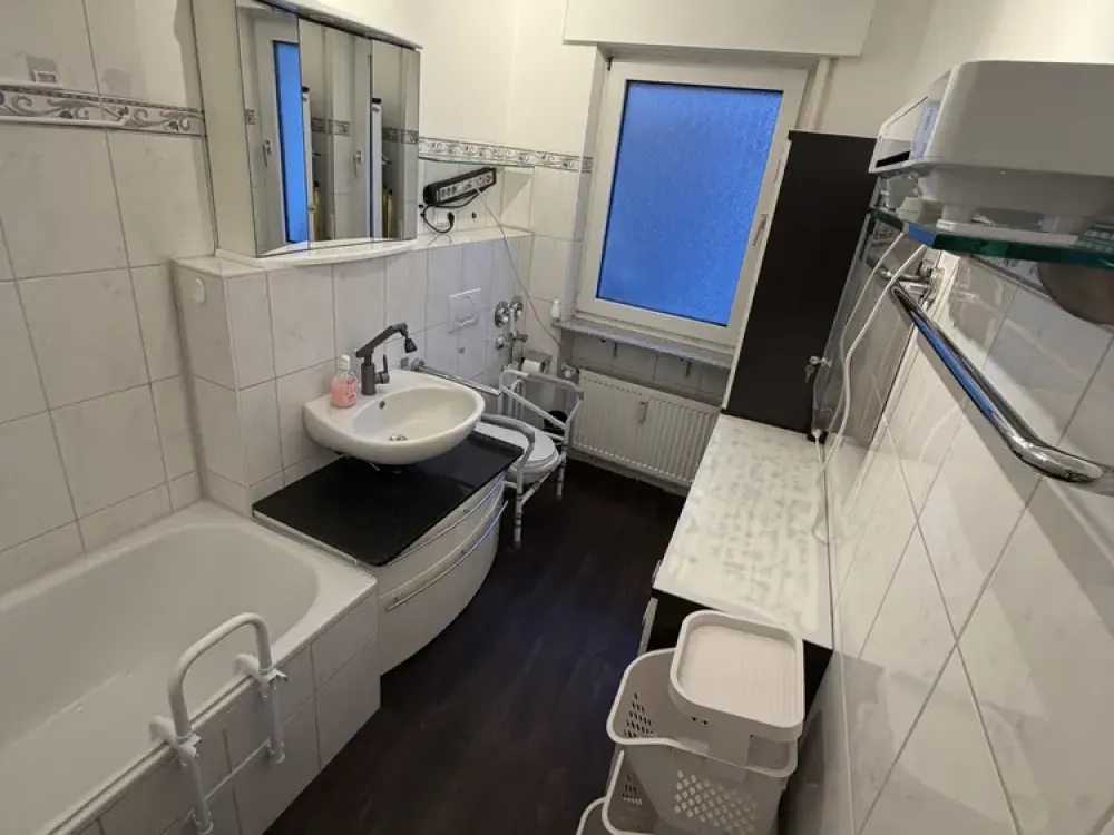 *Möblierte 3-Zi.-Whg mit Balkon in Frankfurt-Sachsenhausen*
