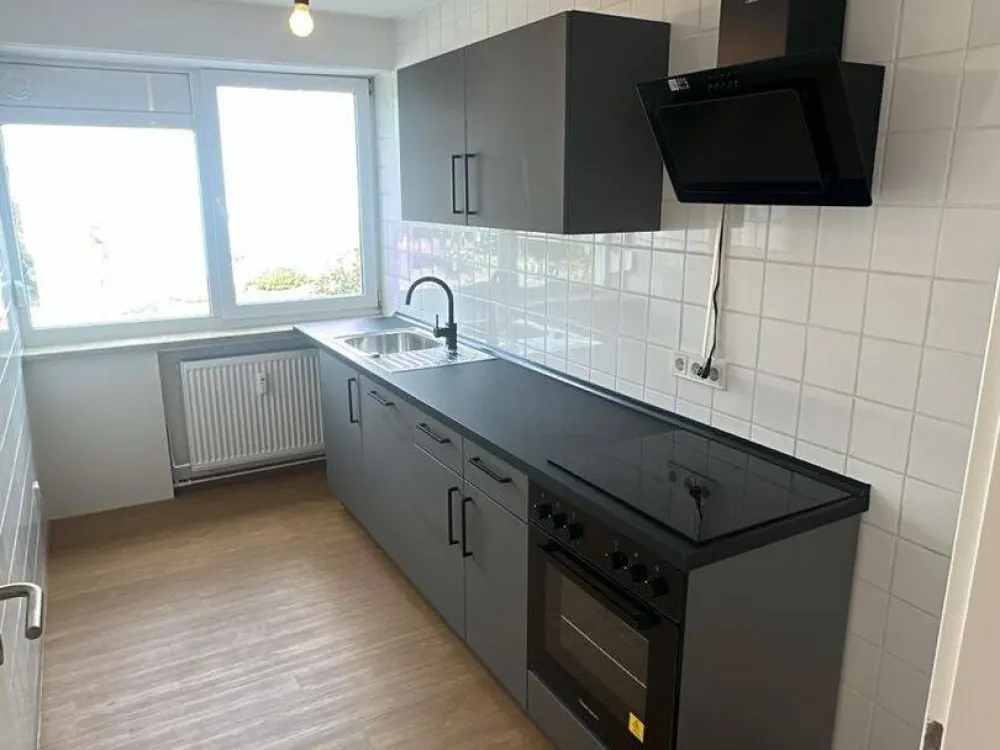 Sbr.-Rotenbühl * شقة أنيقة من 3 غرف ومطبخ * مطبخ مجهز * بالقرب من الجامعة * تراس كبير