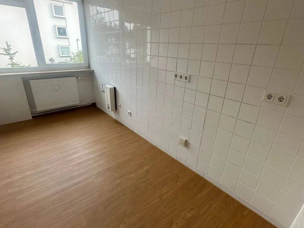 Sbr.-Rotenbühl * شقة أنيقة من 3 غرف ومطبخ * مطبخ مجهز * بالقرب من الجامعة * تراس كبير
