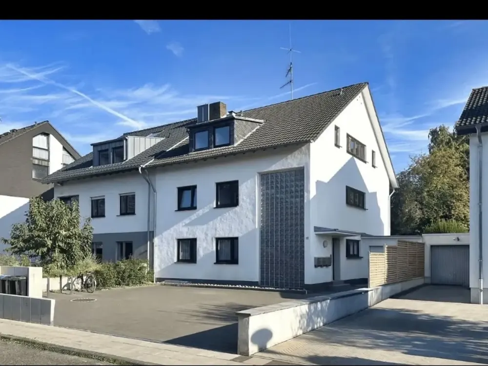 Alltagstaugliche 4-Zimmer-Wohnung mit Einbau Küche in Köln-Lövenich