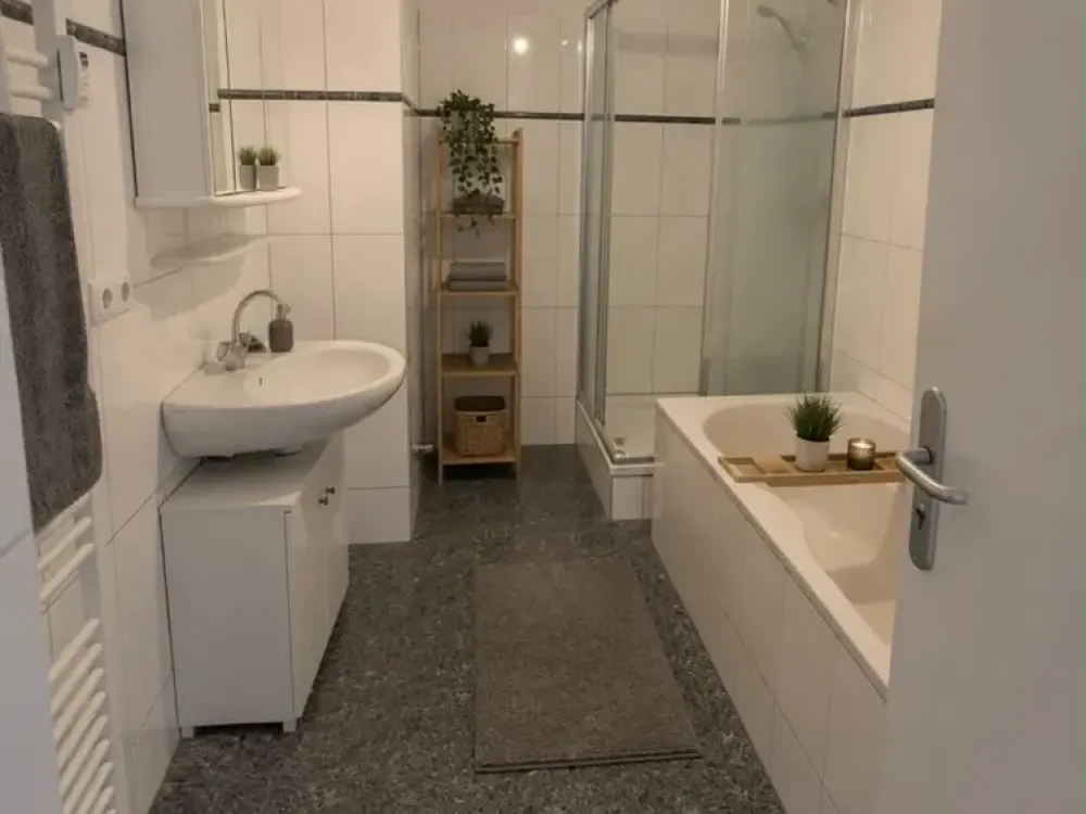 Alltagstaugliche 4-Zimmer-Wohnung mit Einbau Küche in Köln-Lövenich