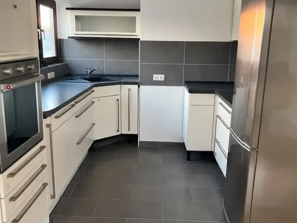 Alltagstaugliche 4-Zimmer-Wohnung mit Einbau Küche in Köln-Lövenich