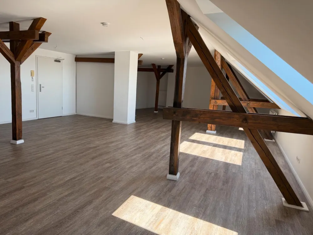 Loft-Wohnung mit Stellpl. im DG zu vermieten