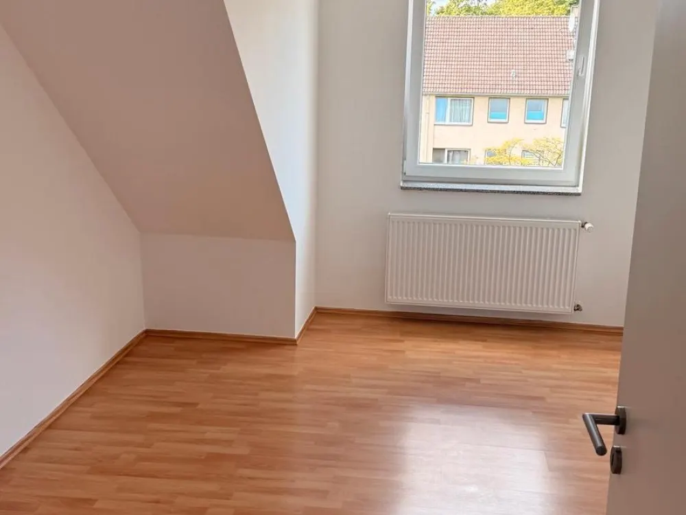 2 Zimmer Dachgeschoss Wohnung 72qm mit Einbauküche