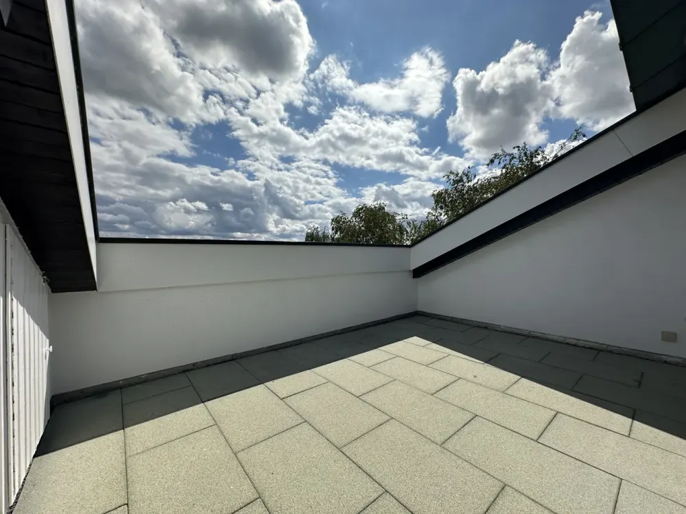 Erstbezug nach Renovierung! Helle 3,5-Zimmer-Traumwohnung mit Süd-Balkon, EBK & Einzelgarage
