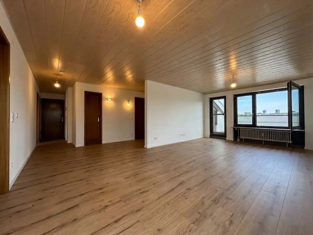 Erstbezug nach Renovierung! Helle 3,5-Zimmer-Traumwohnung mit Süd-Balkon, EBK & Einzelgarage