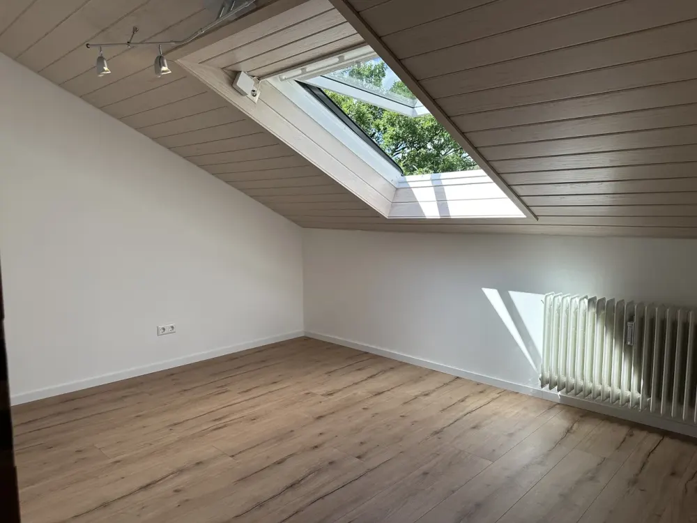 Erstbezug nach Renovierung! Helle 3,5-Zimmer-Traumwohnung mit Süd-Balkon, EBK & Einzelgarage