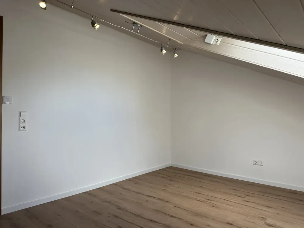 Erstbezug nach Renovierung! Helle 3,5-Zimmer-Traumwohnung mit Süd-Balkon, EBK & Einzelgarage